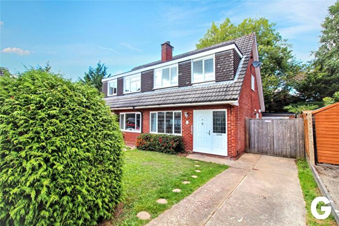 3 Bedroom Semi Detached House For Sale In Hawkins Close, Ringwood, Hampshire, BH24