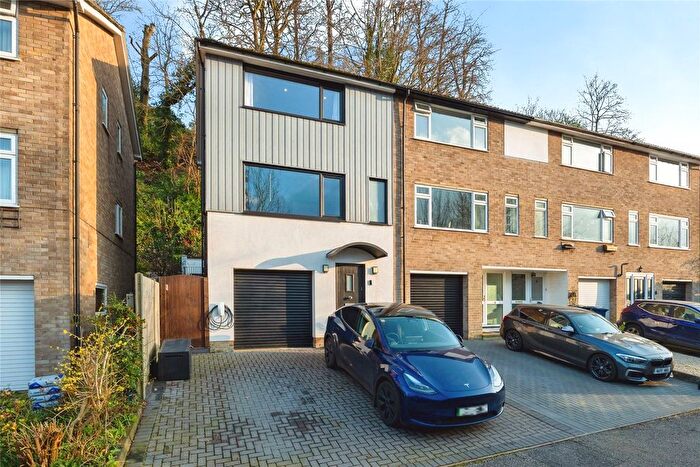 3 Bedroom Detached House For Sale In Valley View, Godalming, Surrey, GU7