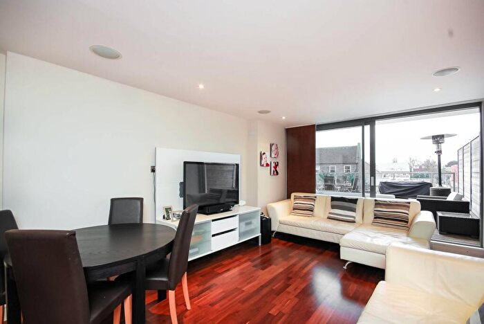 2 Bedroom Flat To Rent In Balham Hill, Clapham South, London, SW12
