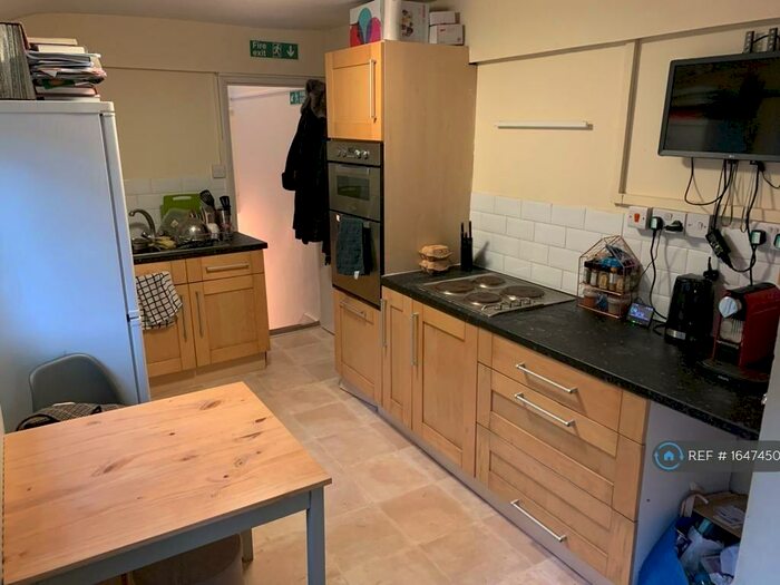 2 Bedroom Flat To Rent In Kincaid Road, London, SE15