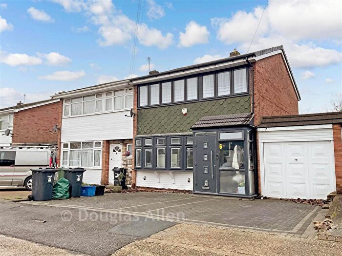 3 Bedroom Semi Detached House For Sale In Fauna Close, Chadwell Heath, Essex, RM6