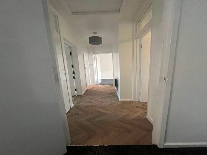 2 Bedroom Flat To Rent In Hyrstlands Road, Batley, WF17