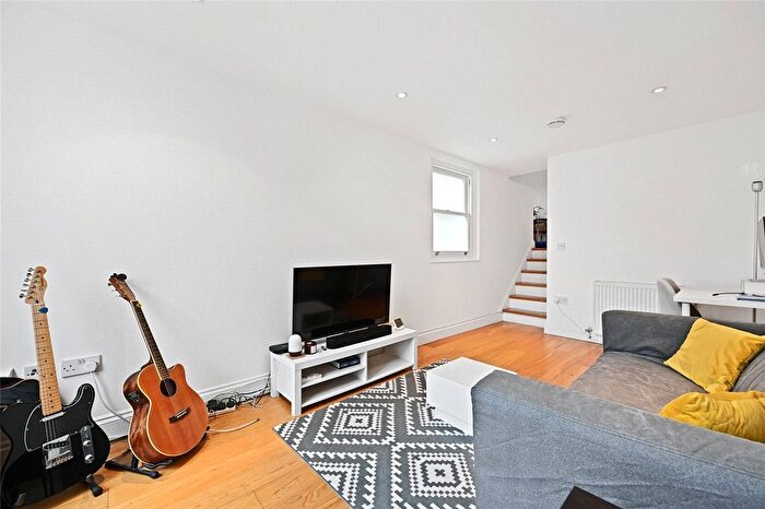 1 Bedroom Flat To Rent In Percy Road, Shepherds Bush, London, W12