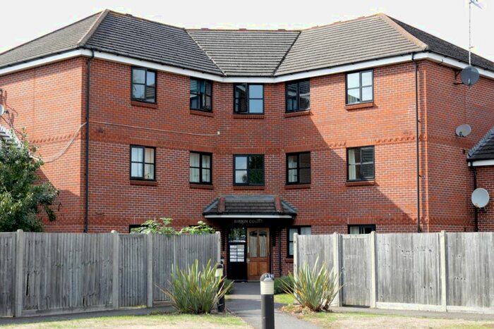 2 Bedroom Flat To Rent In Chertsey Road, Byfleet, Surrey, KT14