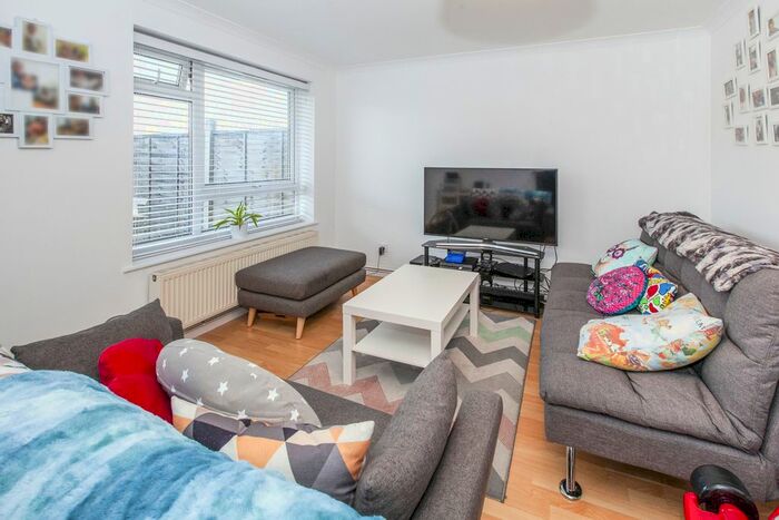 2 Bedroom Flat To Rent In Dedworth Road, Windsor, SL4