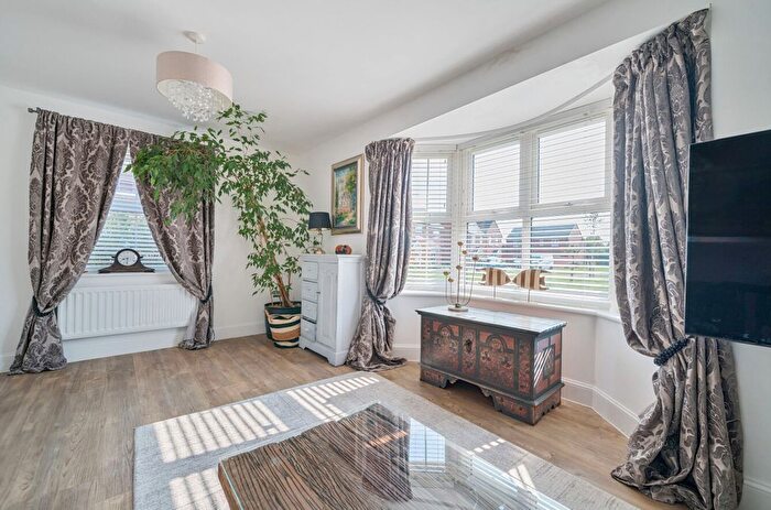 3 Bedroom Detached House For Sale In Willow Way, Bracklesham Bay, PO20