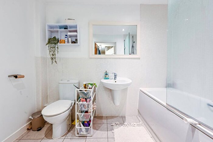 2 Bedroom Flat To Rent In Chaplin House, Islington, London, N1