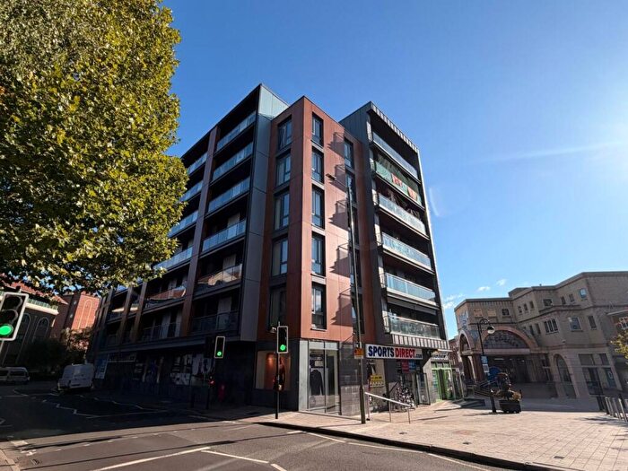 2 Bedroom Apartment To Rent In Queensway, Redhill, RH1