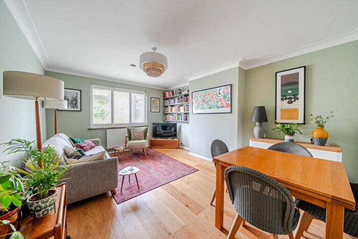 2 Bedroom Apartment For Sale In Haynes Close, London, SE3