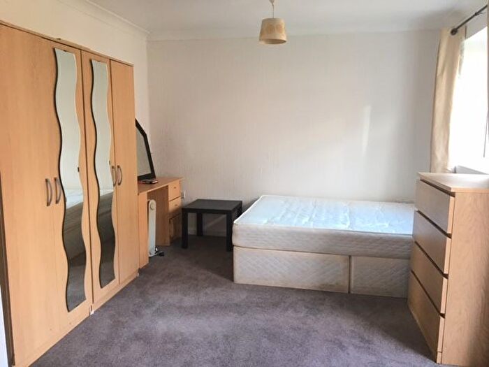 Studio To Rent In Central Avenue, Hounslow, TW3