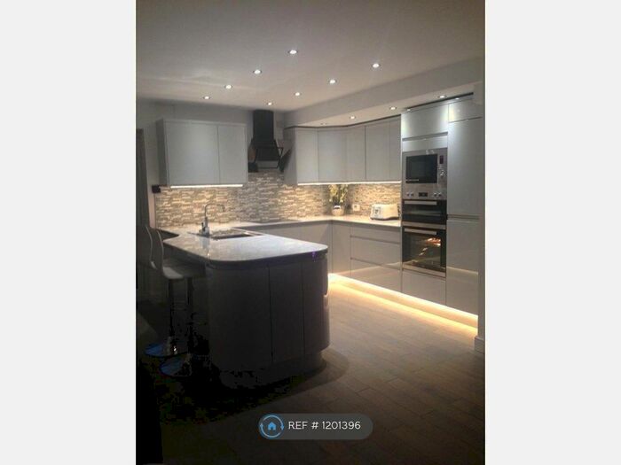 3 Bedroom Semi-Detached House To Rent In Crosslee Road, Manchester, M9