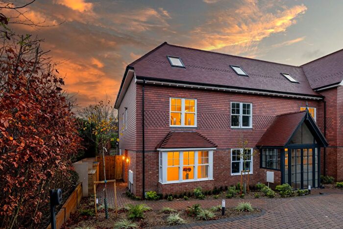 4 Bedroom End Terrace House For Sale In Hollymeoak Road, Coulsdon, CR5