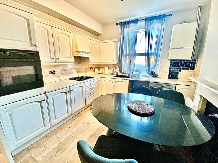2 Bedroom Flat To Rent In Maclise Road, London, W14