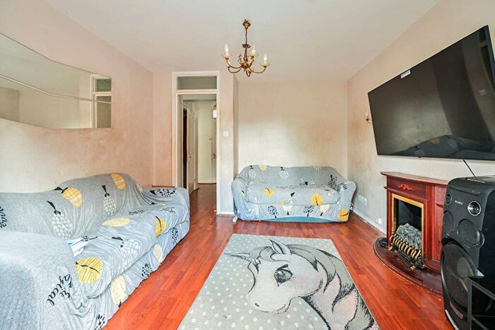 1 Bedroom Flat For Sale In Marlborough Close, Elephant And Castle, London, SE17