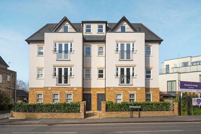 2 Bedroom Flat For Sale In Clarence West, Windsor, SL4
