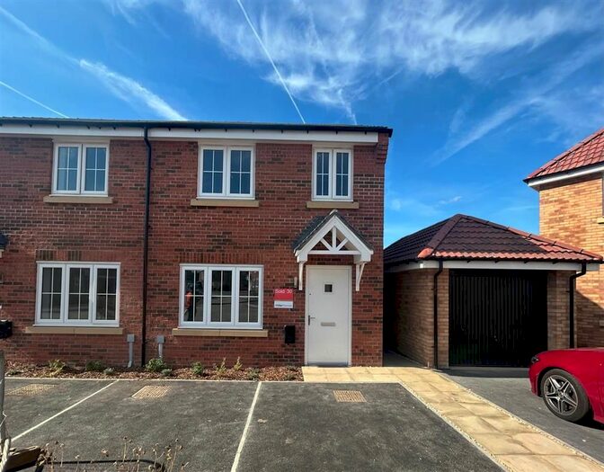 3 Bedroom Semi-Detached House To Rent In Kirkby Grove, Bircotes, Doncaster, DN11