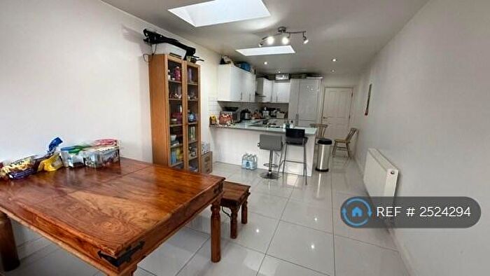 3 Bedroom End Of Terrace House To Rent In Basingstoke Road, Reading, RG2