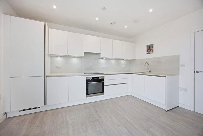 3 Bedroom Flat To Rent In Forastero House, Hayes Village, UB3