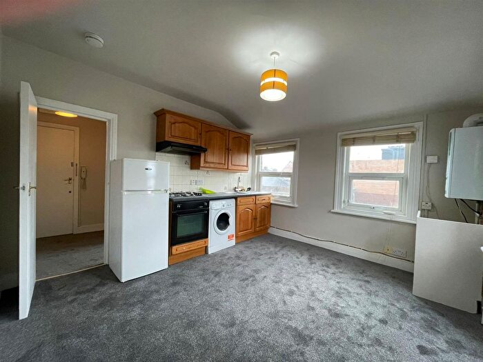 Studio To Rent In High Road, North Finchley, N12