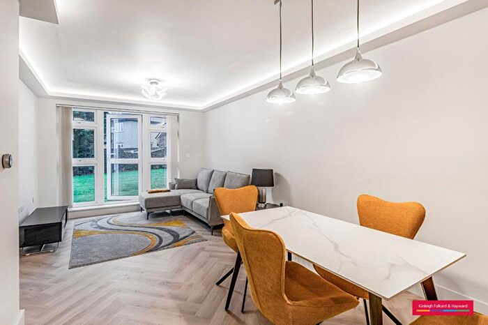 Flat To Rent In Oakleigh Road North, London, N20