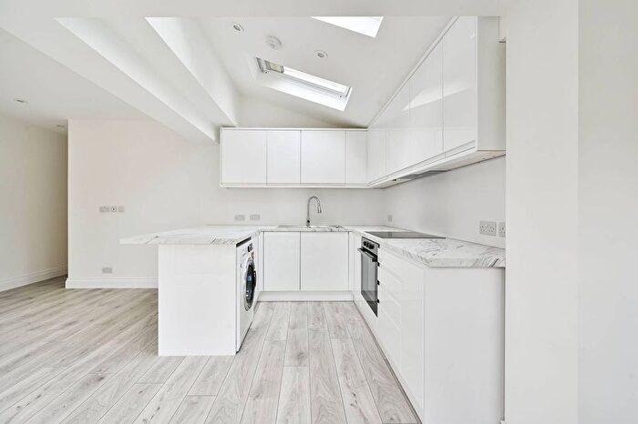 2 Bedroom Flat To Rent In Loftus Road, Shepherd's Bush, London, W12