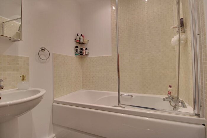 2 Bedroom Coach House For Sale In Piernik Close, Swindon, SN25