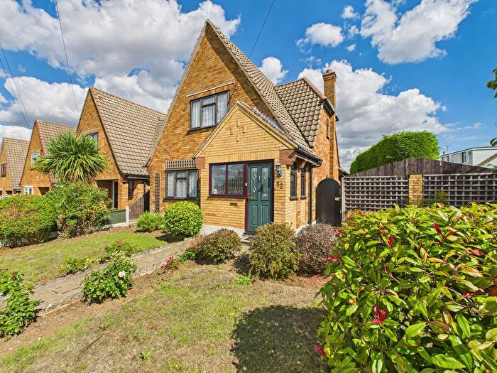 3 Bedroom Chalet For Sale In Lampits Hill, Corringham, SS17