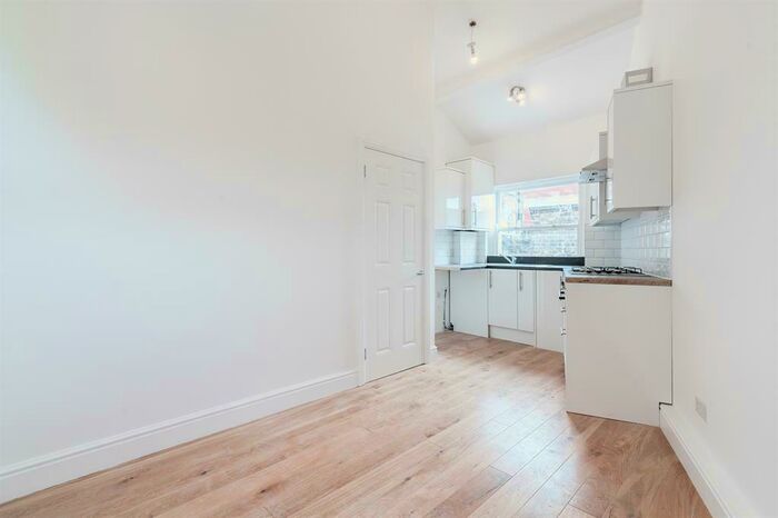 3 Bedroom Flat To Rent In Stoke Newington High Street, London, N16