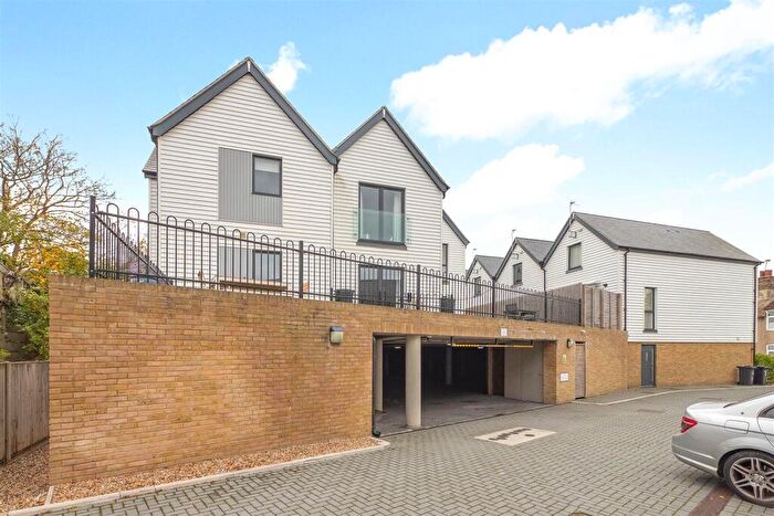 2 Bedroom Apartment For Sale In Cornwallis Circle, Whitstable, CT5