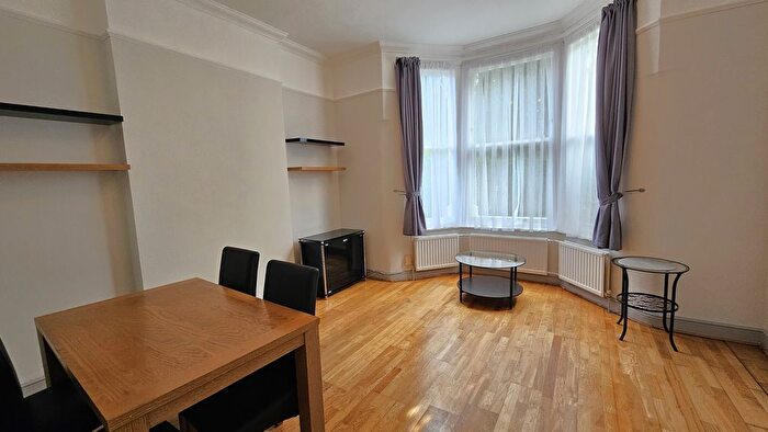 2 Bedroom Flat To Rent In Dunster Gardens, Kilburn, London, NW6