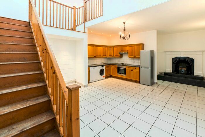 3 Bedroom Flat To Rent In Stoke Newington Road, London, N16