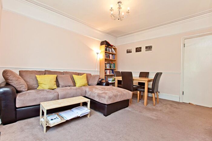 3 Bedroom Apartment To Rent In Morgan Mansions, Holloway, N7