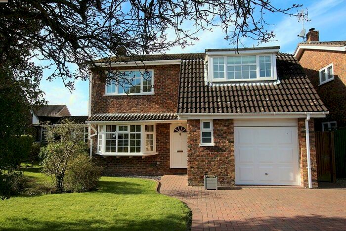 3 Bedroom Detached House To Rent In Reynard Close, Horsham, RH12