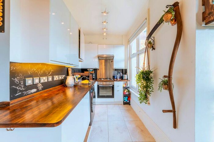 2 Bedroom Flat To Rent In Gatestone Road, Crystal Palace, London, SE19