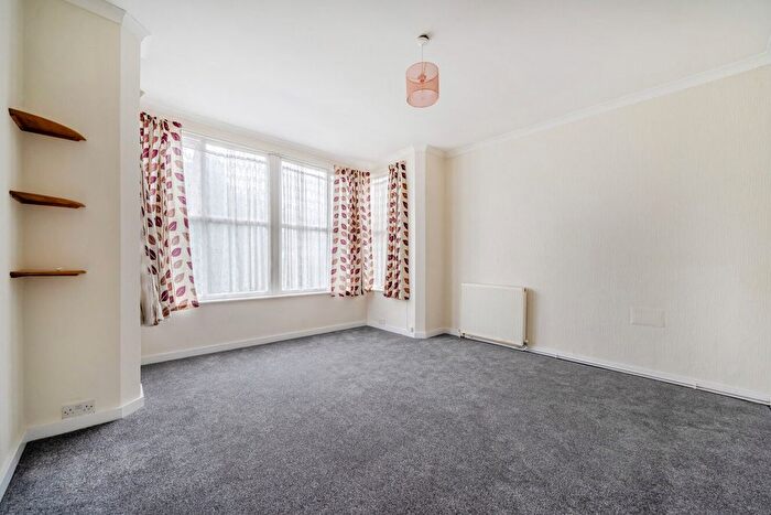 2 Bedroom Flat To Rent In Sylvan Road, London, SE19