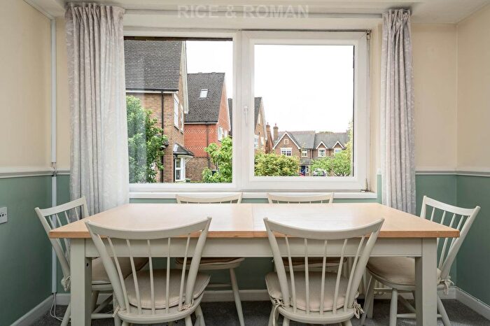 1 Bedroom Flat For Sale In Bridge Court, Weybridge, KT13