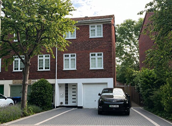 4 Bedroom Town House For Sale In Riversdell Close, Chertsey, Surrey., KT16