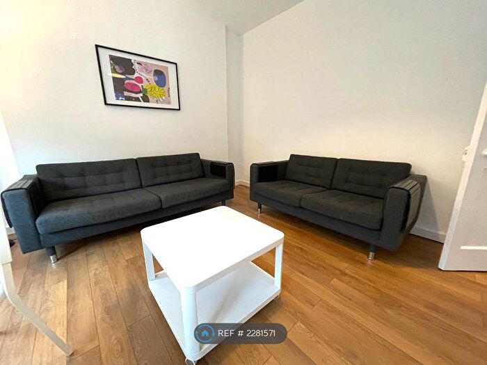 2 Bedroom Flat To Rent In Cartside Street, Glasgow, G42