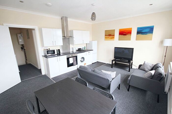 2 Bedroom Flat To Rent In New Broadway, Uxbridge, UB10