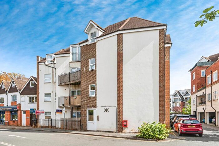 1 Bedroom Flat For Sale In Rosemount Avenue, West Byfleet, Surrey, KT14