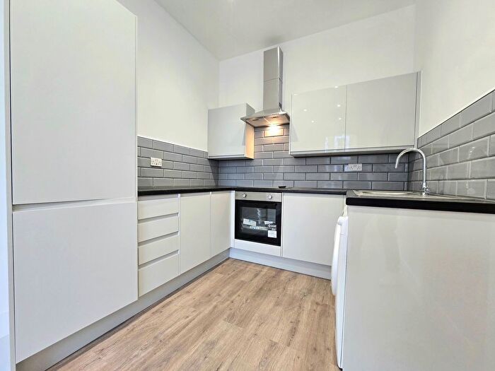 3 Bedroom Flat To Rent In Earls Court Road, London, SW5