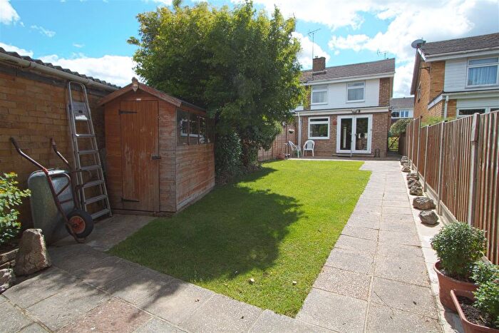 3 Bedroom Semi-detached House For Sale In Kilbarry Walk, Billericay, CM11
