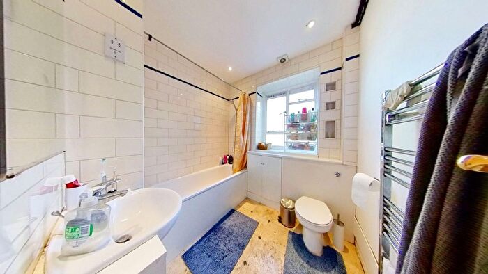 3 Bedroom Flat To Rent In Fairfield Drive, Wandsworth, SW18