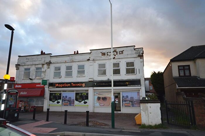 3 Bedroom Flat To Rent In Balgores Lane, Gidea Park, Romford, RM2