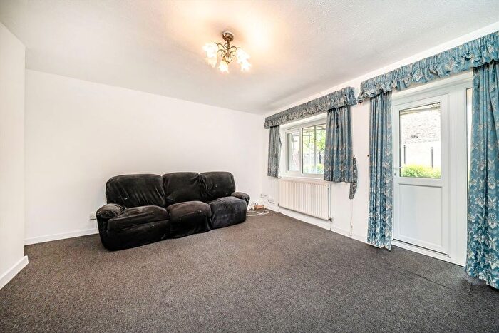 3 Bedroom Flat To Rent In Boston Manor Road, Brentford, TW8