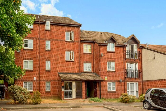 2 Bedroom Flat To Rent In Knowles Close, Yiewsley, West Drayton, UB7