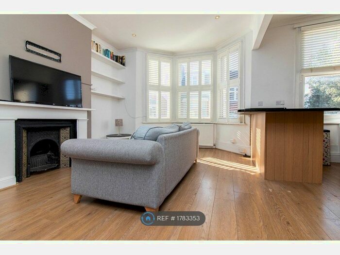 2 Bedroom Flat To Rent In St. Johns Road, Richmond, TW9