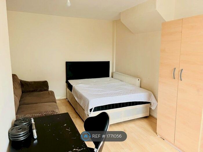 4 Bedroom Terraced House To Rent In Mill Street, Kingston Upon Thames, KT1