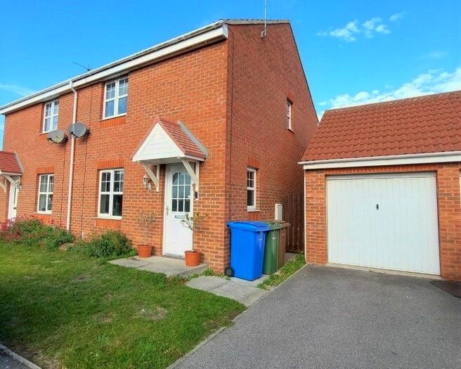 3 Bedroom Semi-Detached House To Rent In Airedale Drive, Bridlington, YO16