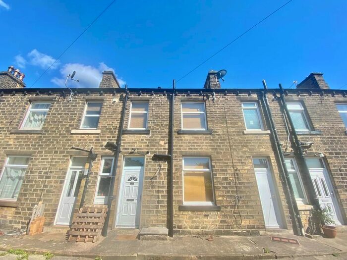 3 Bedroom Property To Rent In Dean Street, Lindley, Huddersfield, HD3